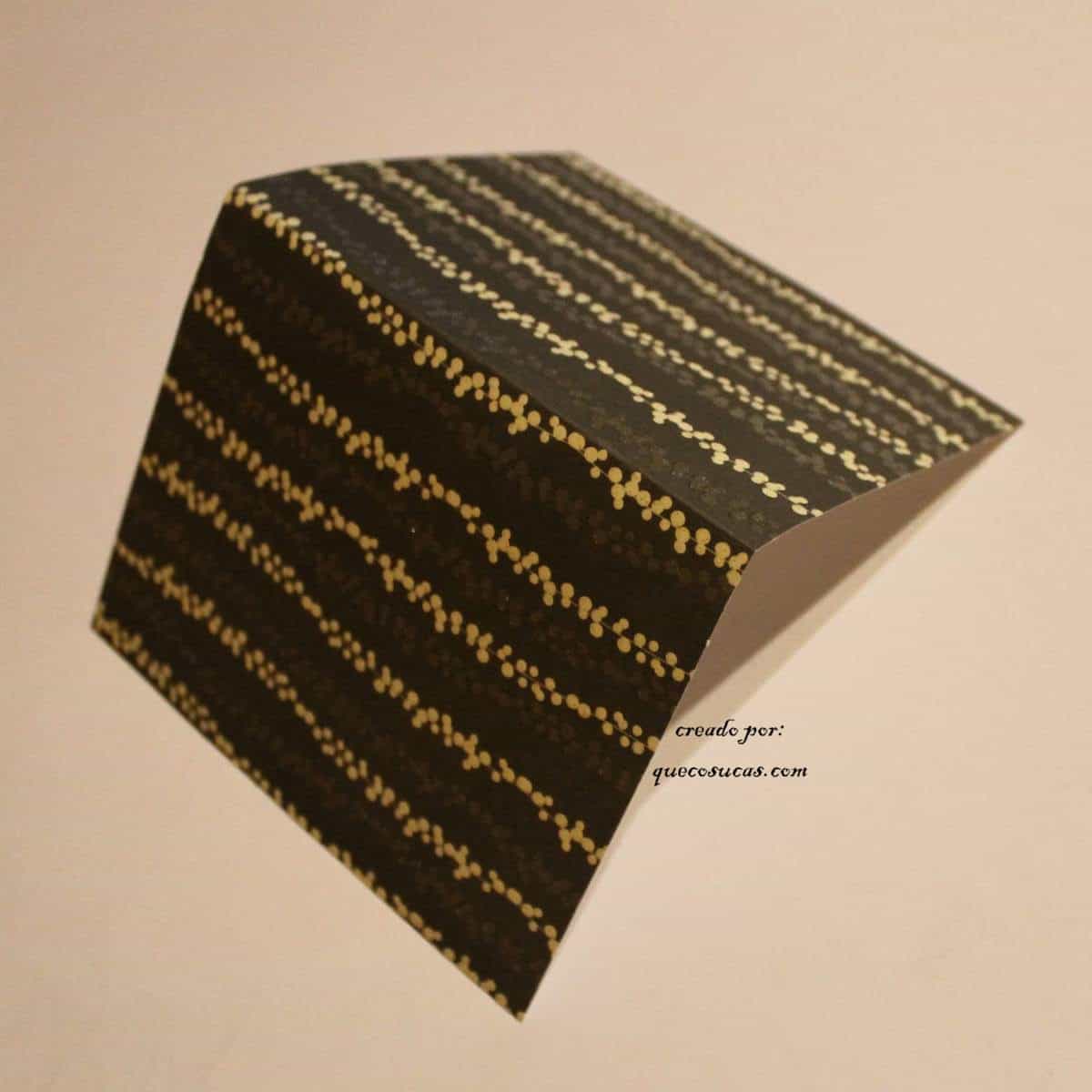 Mini album de scrapbook. Tutorial 2 papel decorado blanco y negro interior mini album