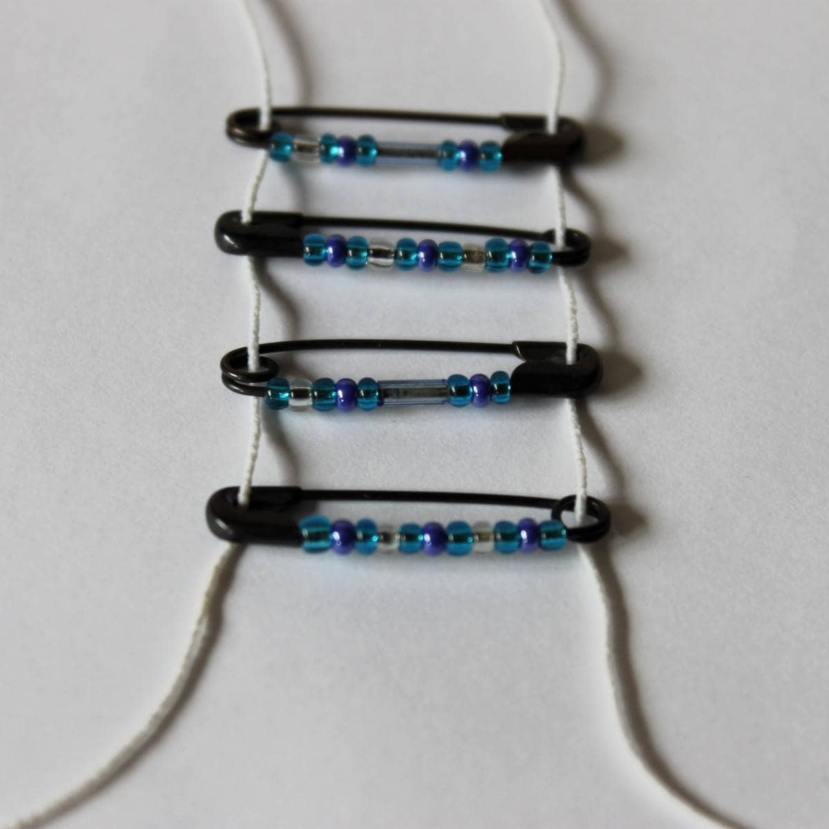 Cómo hacer pulseras de abalorios con imperdibles 1 imagen 3 1