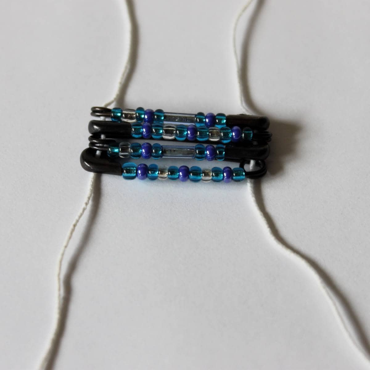 Cómo hacer pulseras de abalorios con imperdibles 2 imagen 4 1