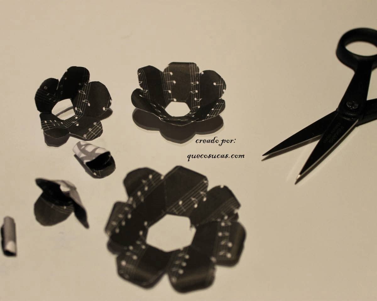 pegar trozos papel para tener rosa rosa de papel ideas decoracion scrapbooking