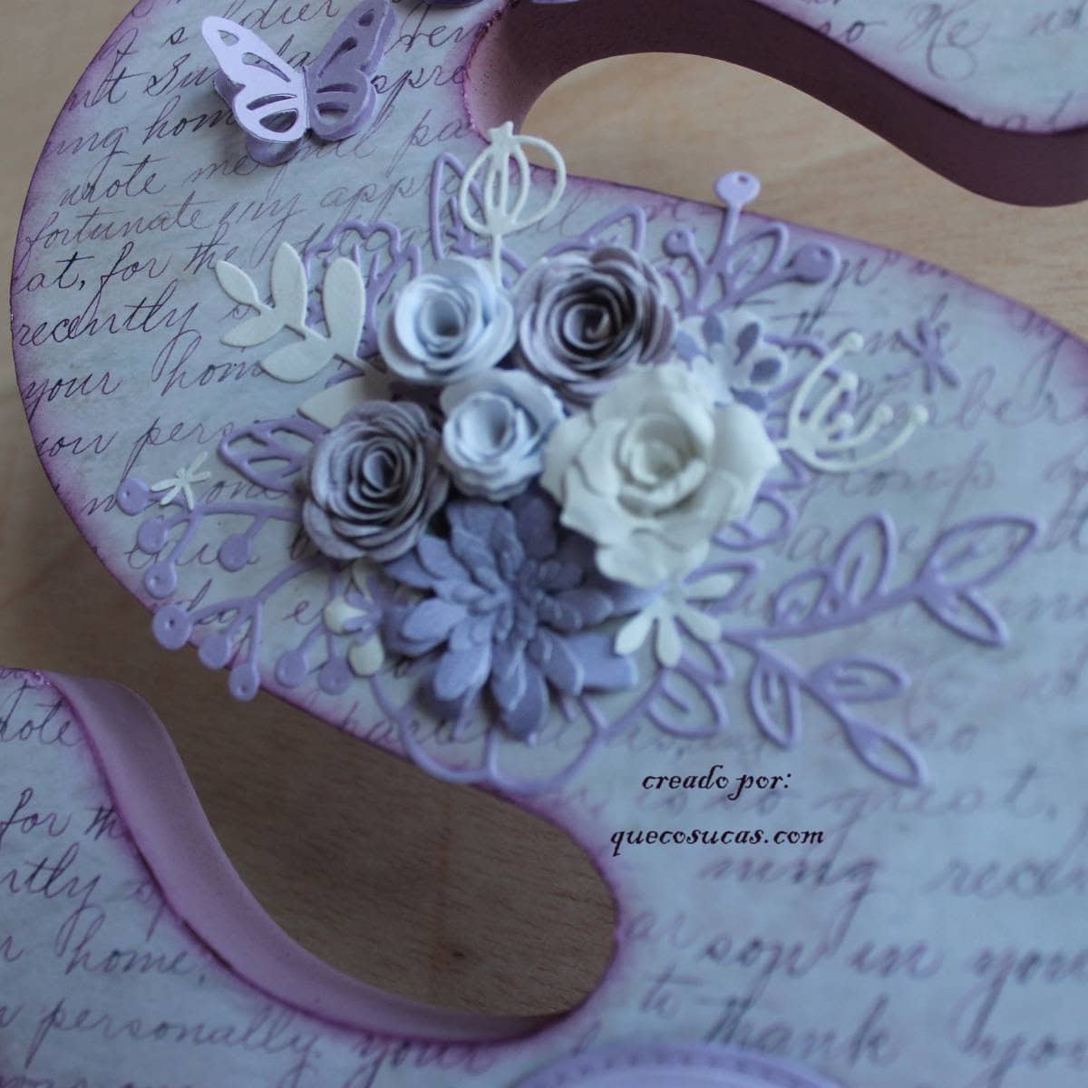 Letra de madera con flores 1 ideas decoracion flores de papel