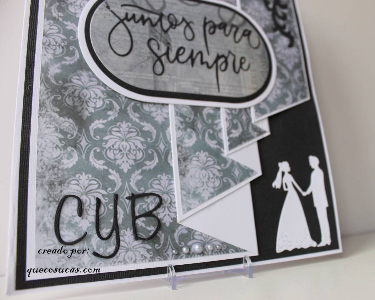 Tarjeta de boda hecha a mano con frase ‘Juntos para siempre’, iniciales de los novios, perlas y cadena decorativa