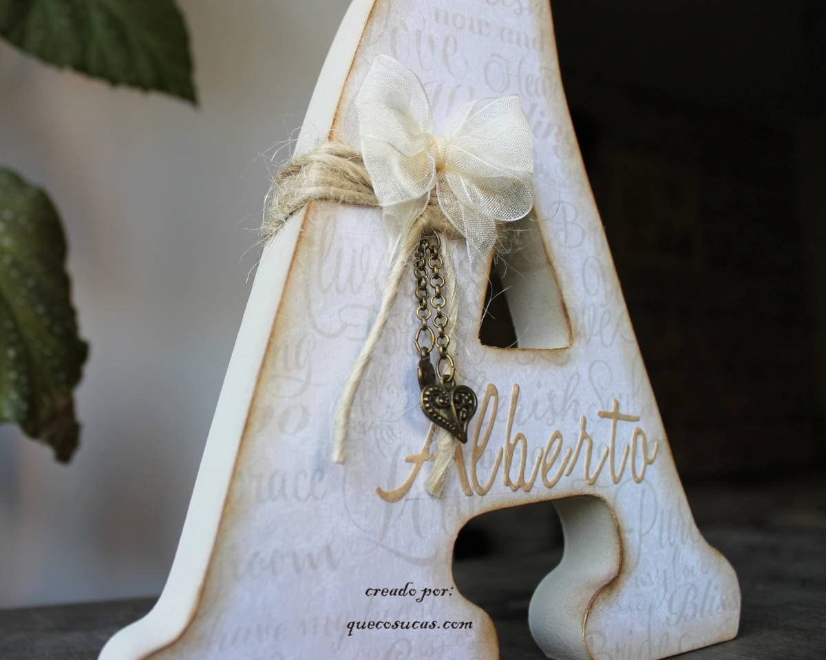 detalle como alterar letra A madera
