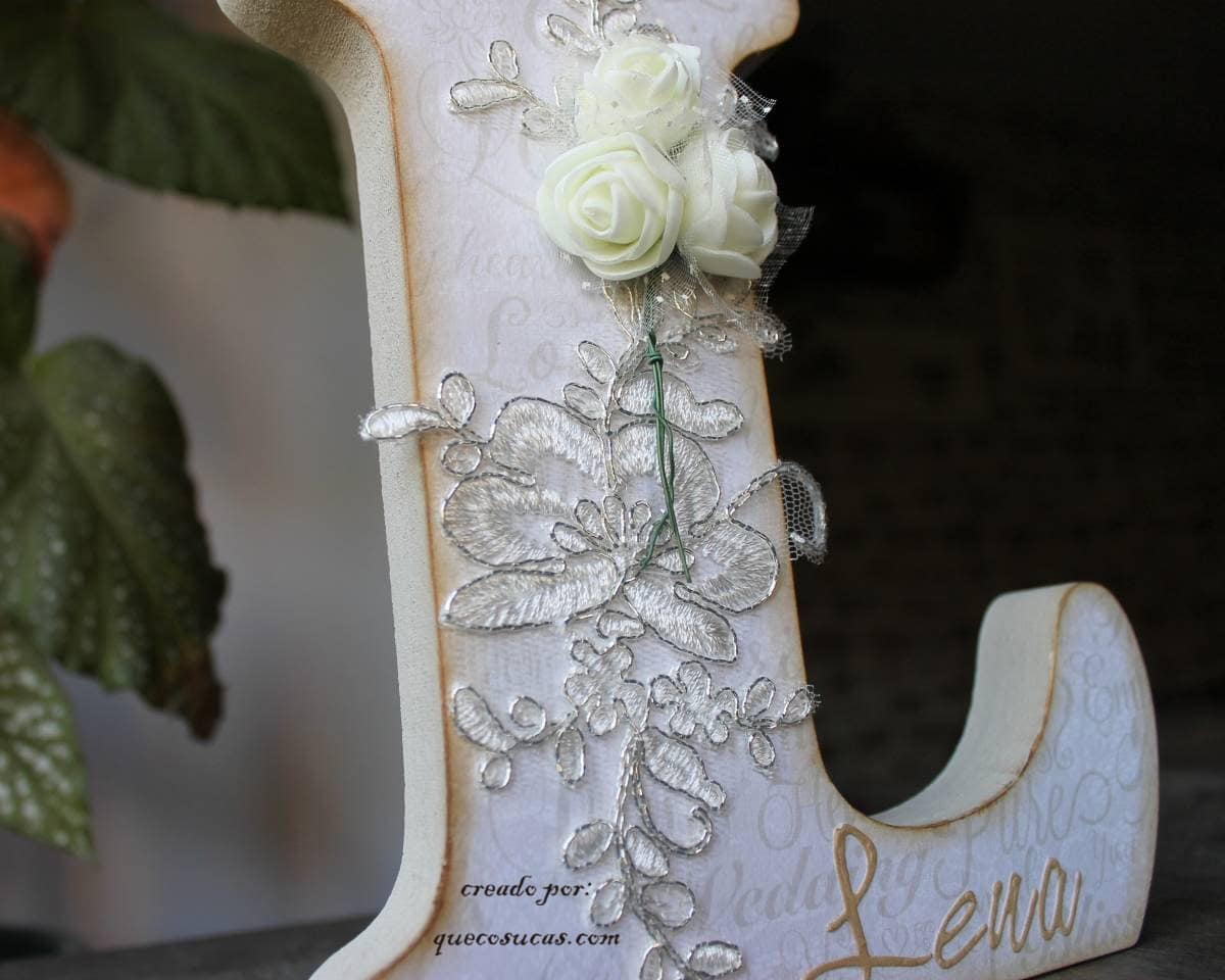 detalle encaje flores novia letra L