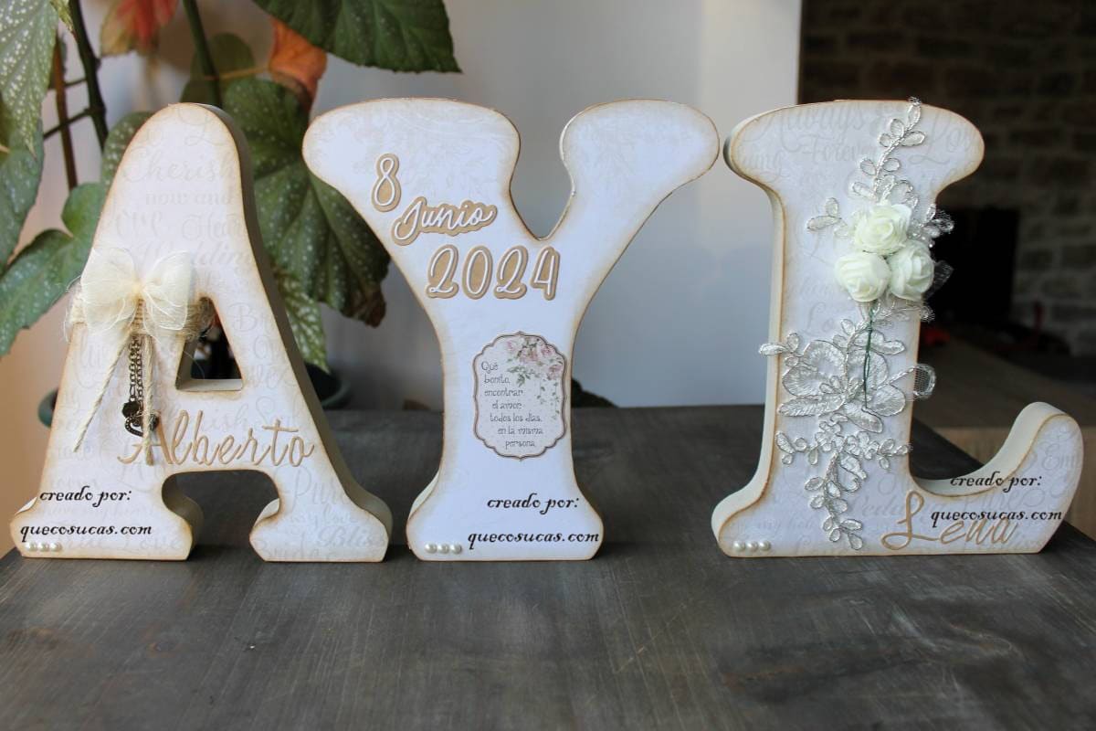 Conjunto de letras de madera AYL decoradas para boda con pintura acrílica y papel scrapbooking.